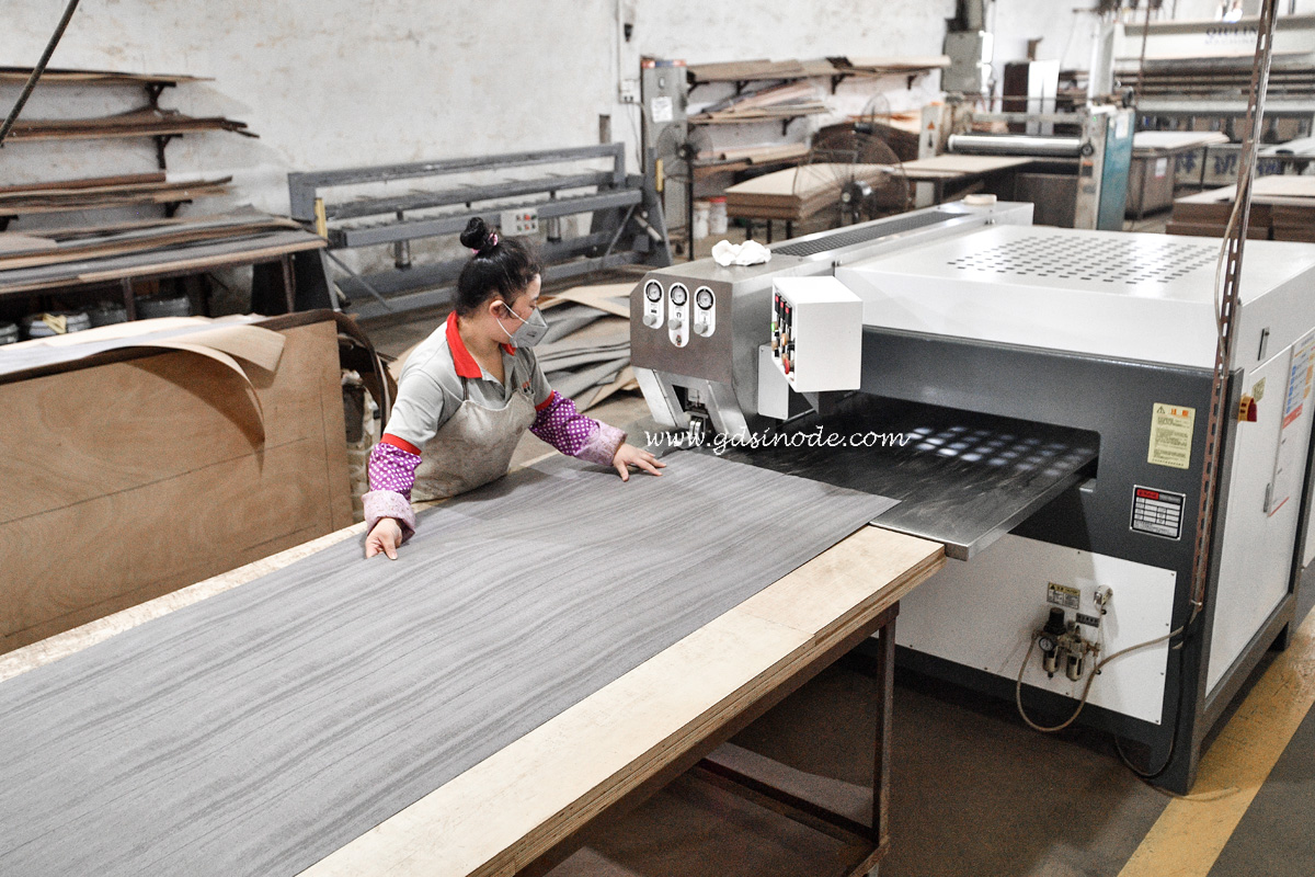 熟练操作的女工正在缝制木皮